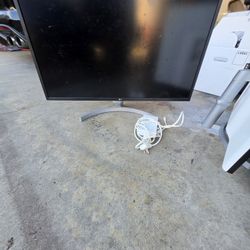 32" LG Monitor With Lenovo Ultra Dock Staion & Keyboard 