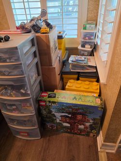 LEGOS huge lot of Lego pieces, sets and minfigs