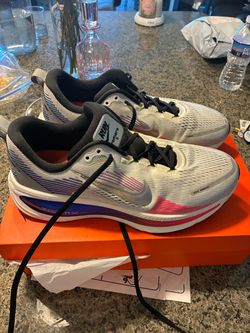 Nike Vomero 18 SE Running  Sneakers sz 9.5