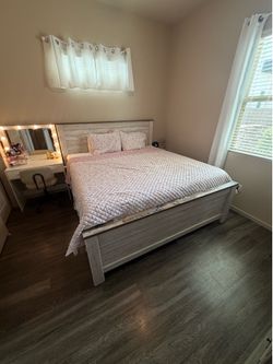 Farmhouse Style Wood King Size Bed
