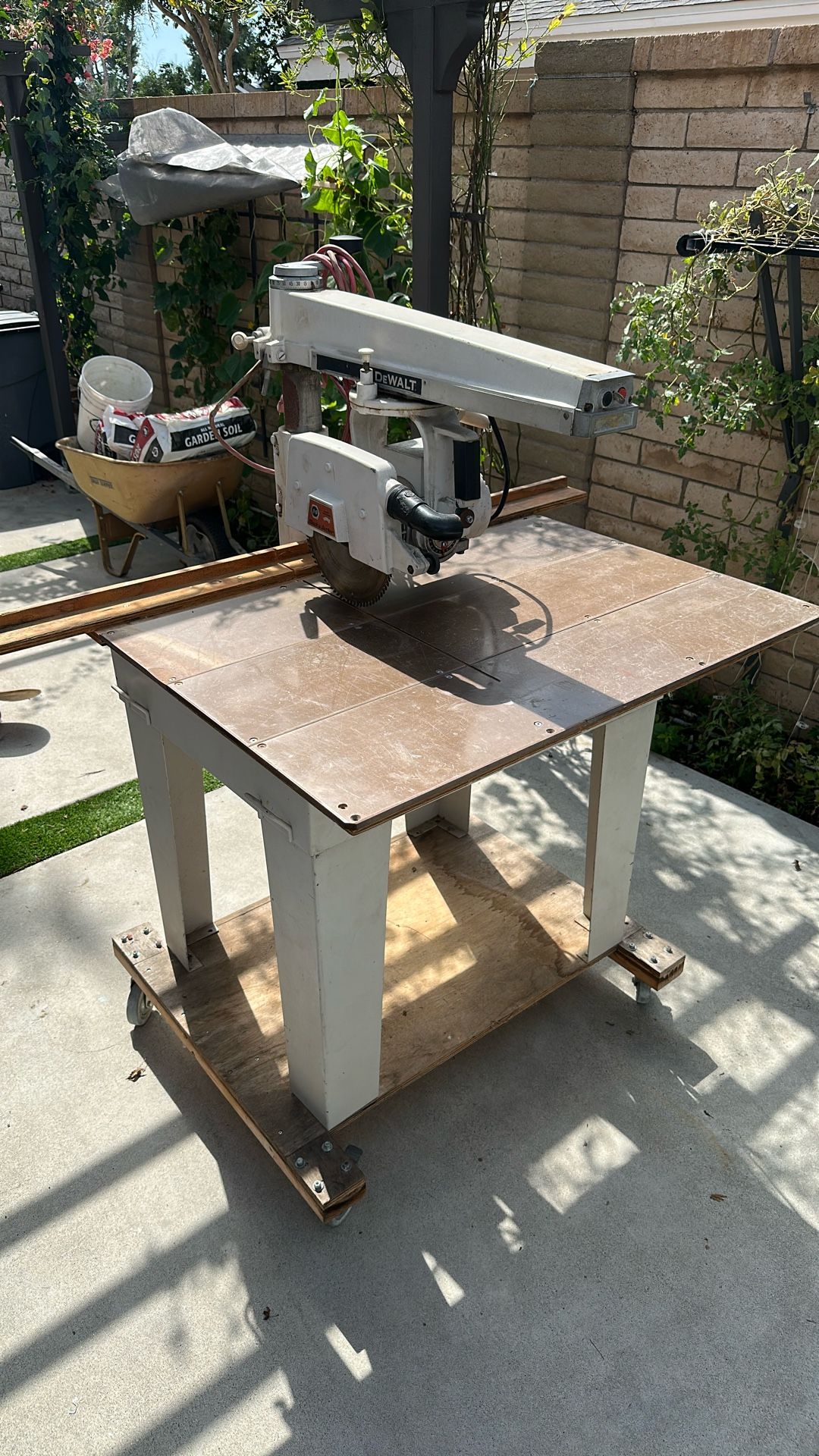 DeWALT arm Saw In Very Good Condition