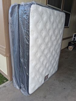 Queen  Sise  Pillow  Top  And  Box  Spring