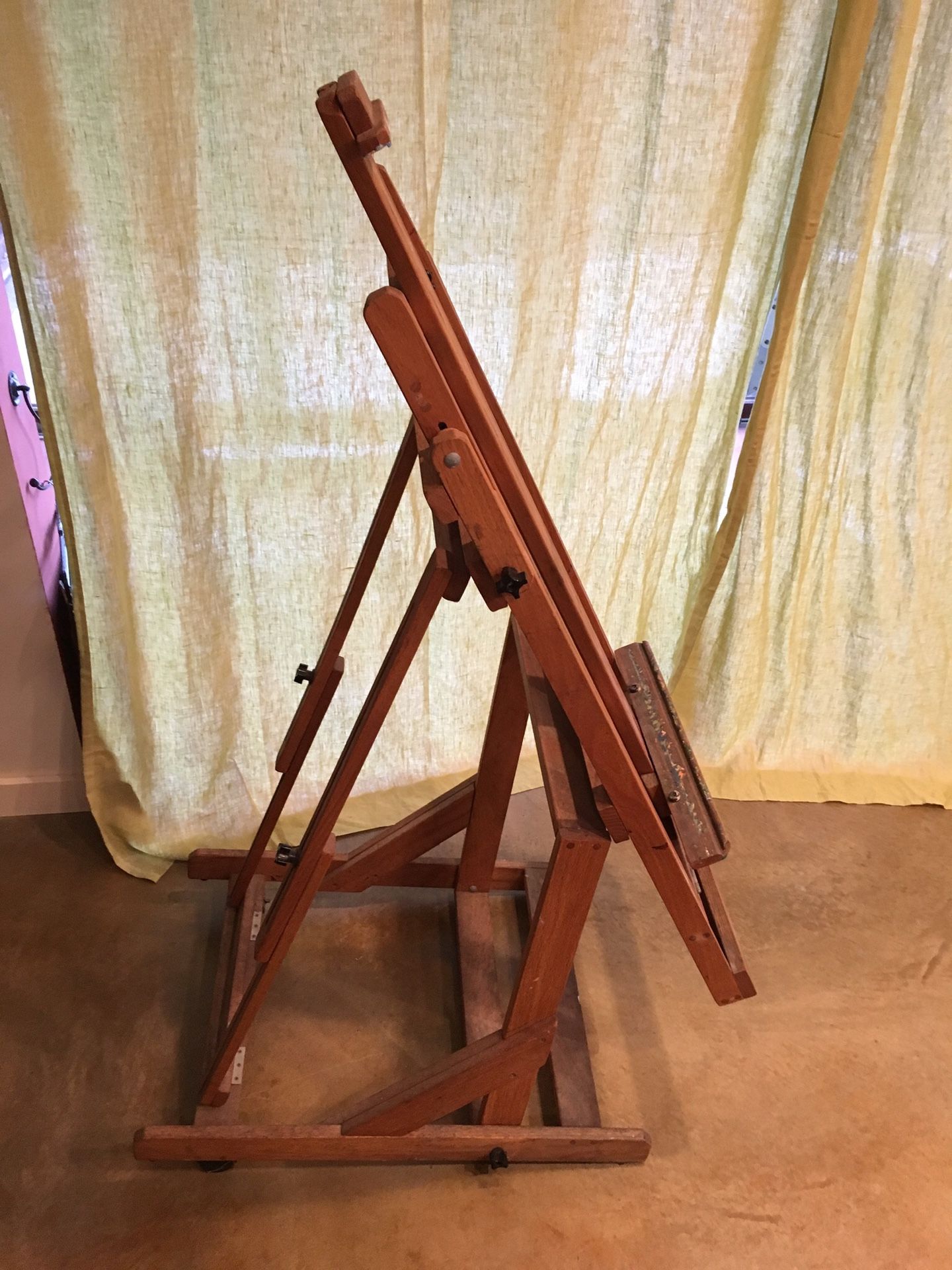 Wooden Adjustable Artist’s Easel with 2 Casters