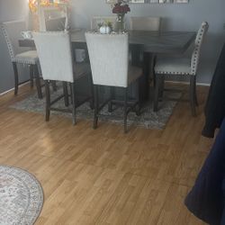 Beautiful Dinning Room Table And Chairs**Great Condition********************************