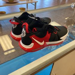 Hemet Goodwill  Nikes Size 12