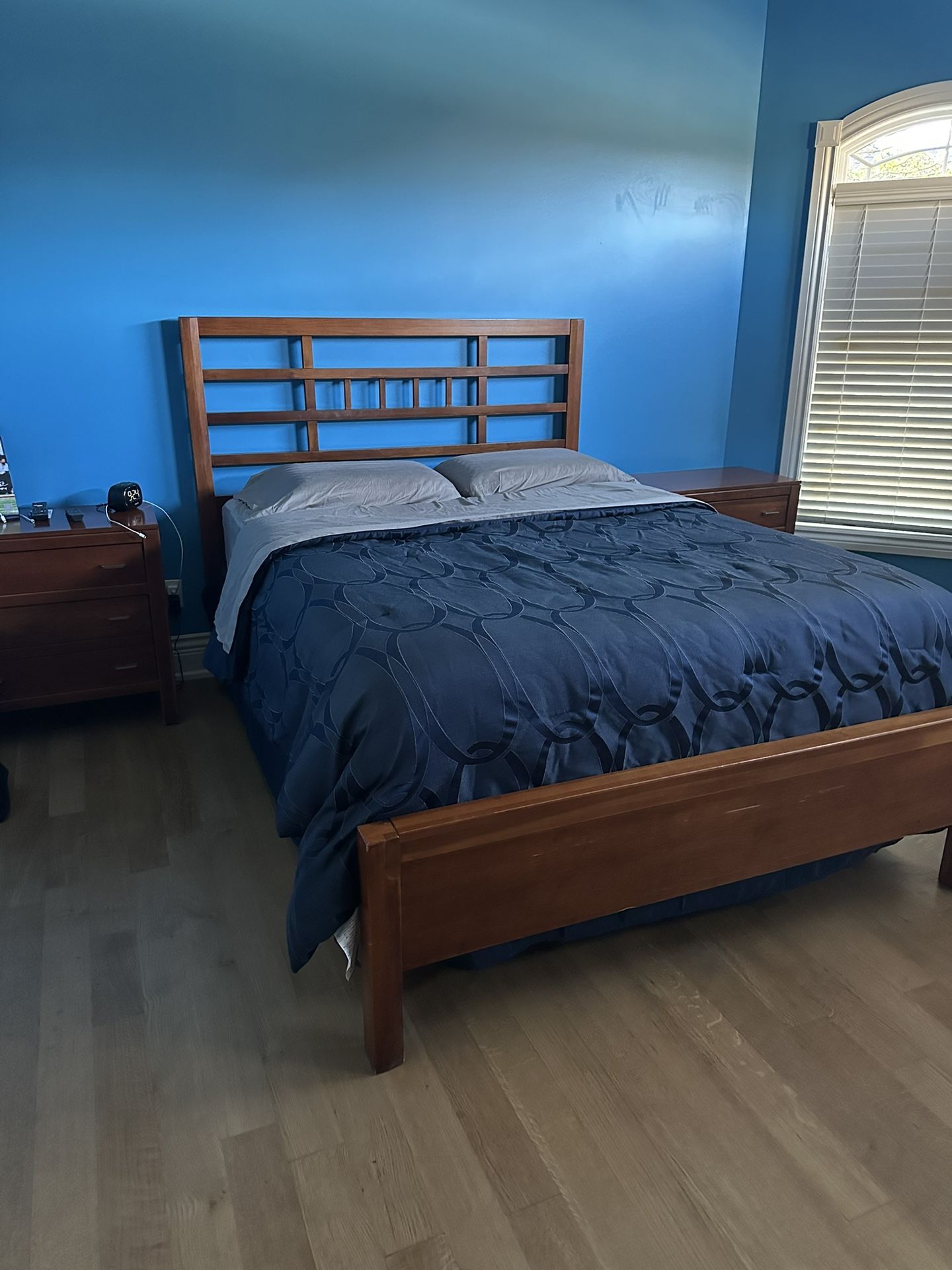 Bedroom Set - 6 Piece - Queen 