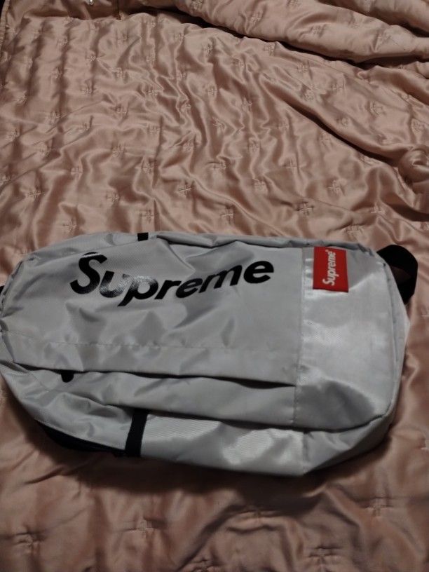 Supreme Bag Only Used 1 Time And Would Like To Meet Somewhere 