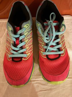 Women's tennis shoes, size 10