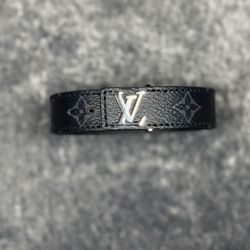 Brand New LV bracket ( Comes With Receipt )