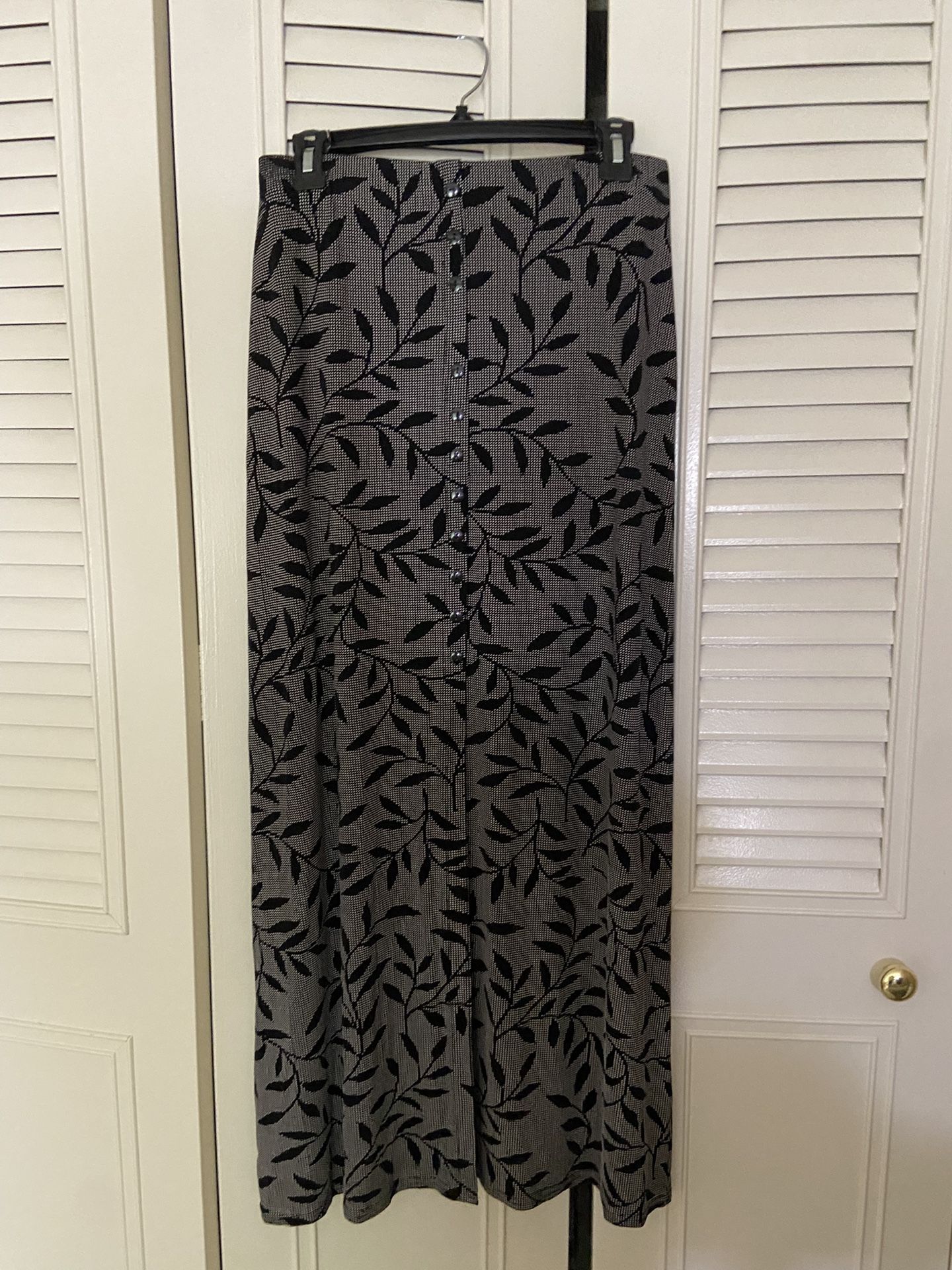 Black Textured Ivy Skirt
