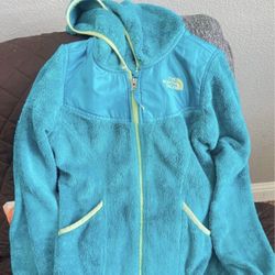 Sueteres para niñas de north face $45 cada una o $120 por las 3