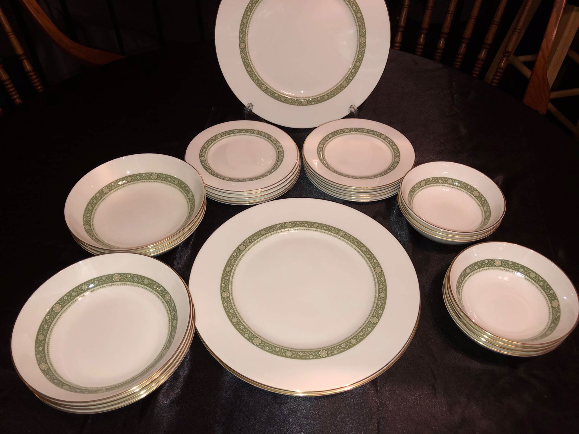 1970’s Royal Doulton English Fine Bone China “Rondelay” 28 pieces