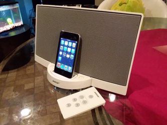 2 Bose speakers 2 iPods