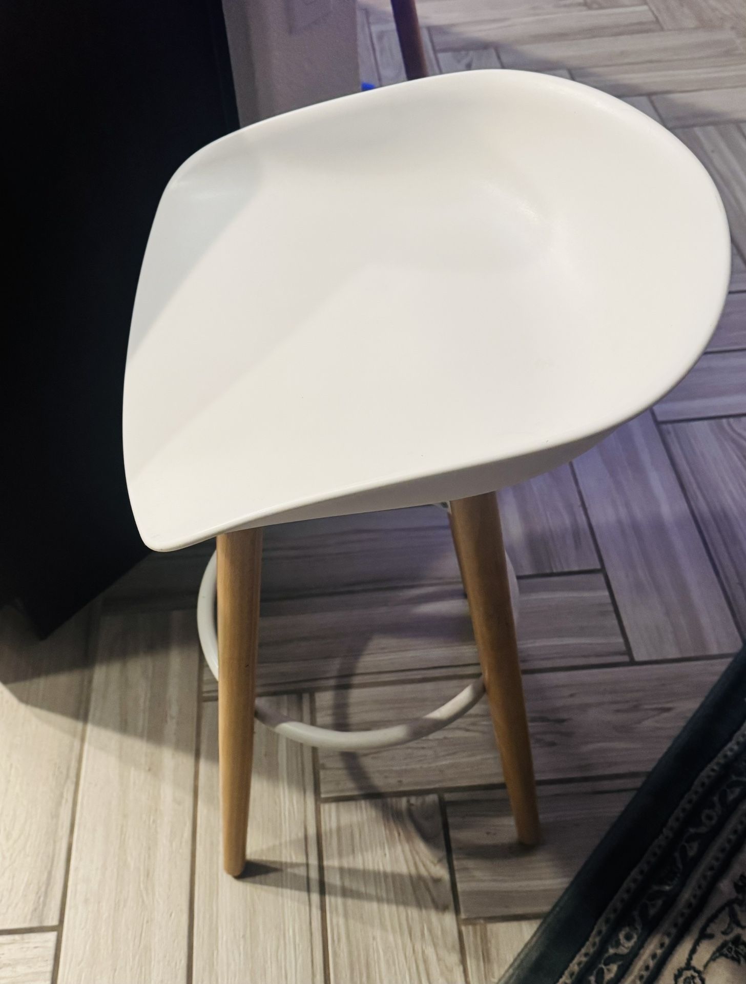 Set Of 4 Bar Stools With Wooden Legs