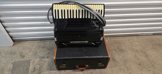 ACORDEON HECHO EN ITALYA MARCA CRUCIANELLI PANCORDION ,APENAS LE HISIERON SERVICIO ,,como se muestra en la foto ,valbulas nuebas y todo $550 obo