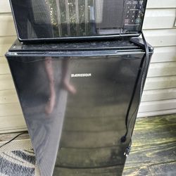 Mini Fridge & Microwave *Mint Condition*