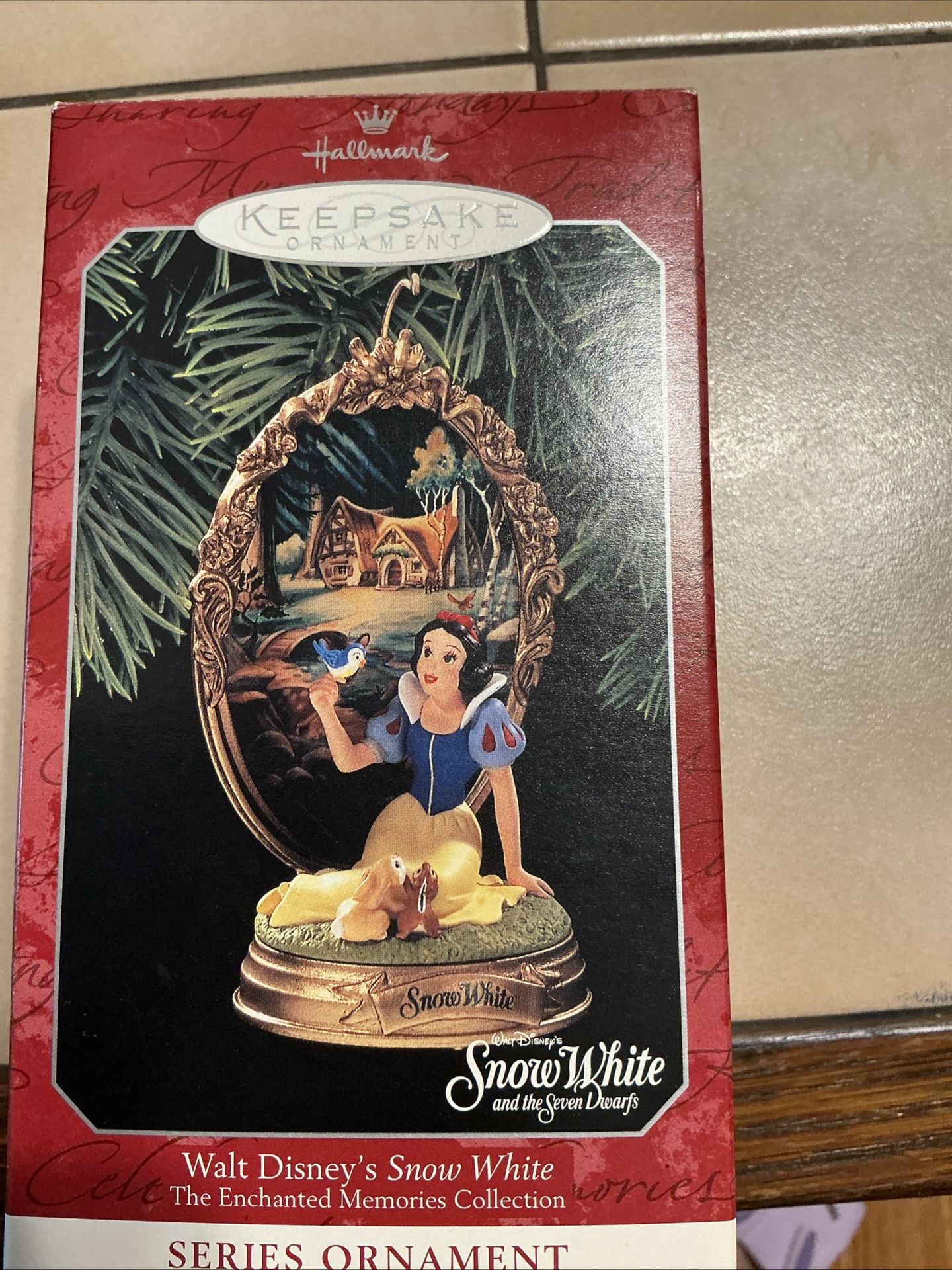 1998 Hallmark Keepsake Ornament – Disney Snow White – Enchanted Memories Collection – w/ Box