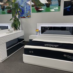 NEW ARRIVAL😱Stunning White Lacquer 5pc Bedroom Set With Nightstand $1499