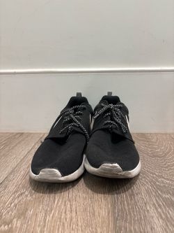 women’s black nike sneakers size 10