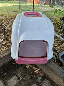 Cat enclosed litter box