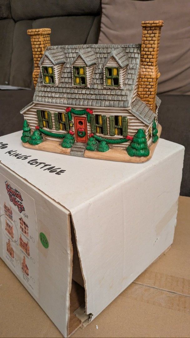 Colonial Village Houses Christmas Department 56 and Heartland Valley Pieces (various prices)