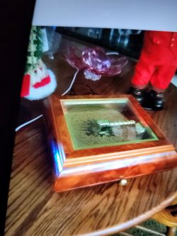 Christmas mister music box sixteen disks works https://offerup.com/redirect/?o=cGVyZmVjdC5JdA=='s wood with a glass top and it plugs in