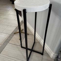 High quality marble round side end accent table with black metal base