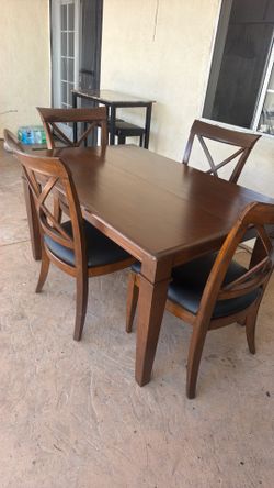 Dining table and 4 Chairs