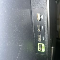 Smart TV  + Remote + Apps (Netlix, Hulu, HBO)