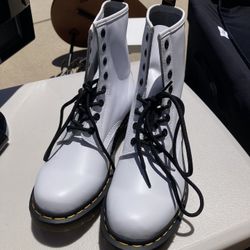 NEW doc Martens! Women’s 9 US