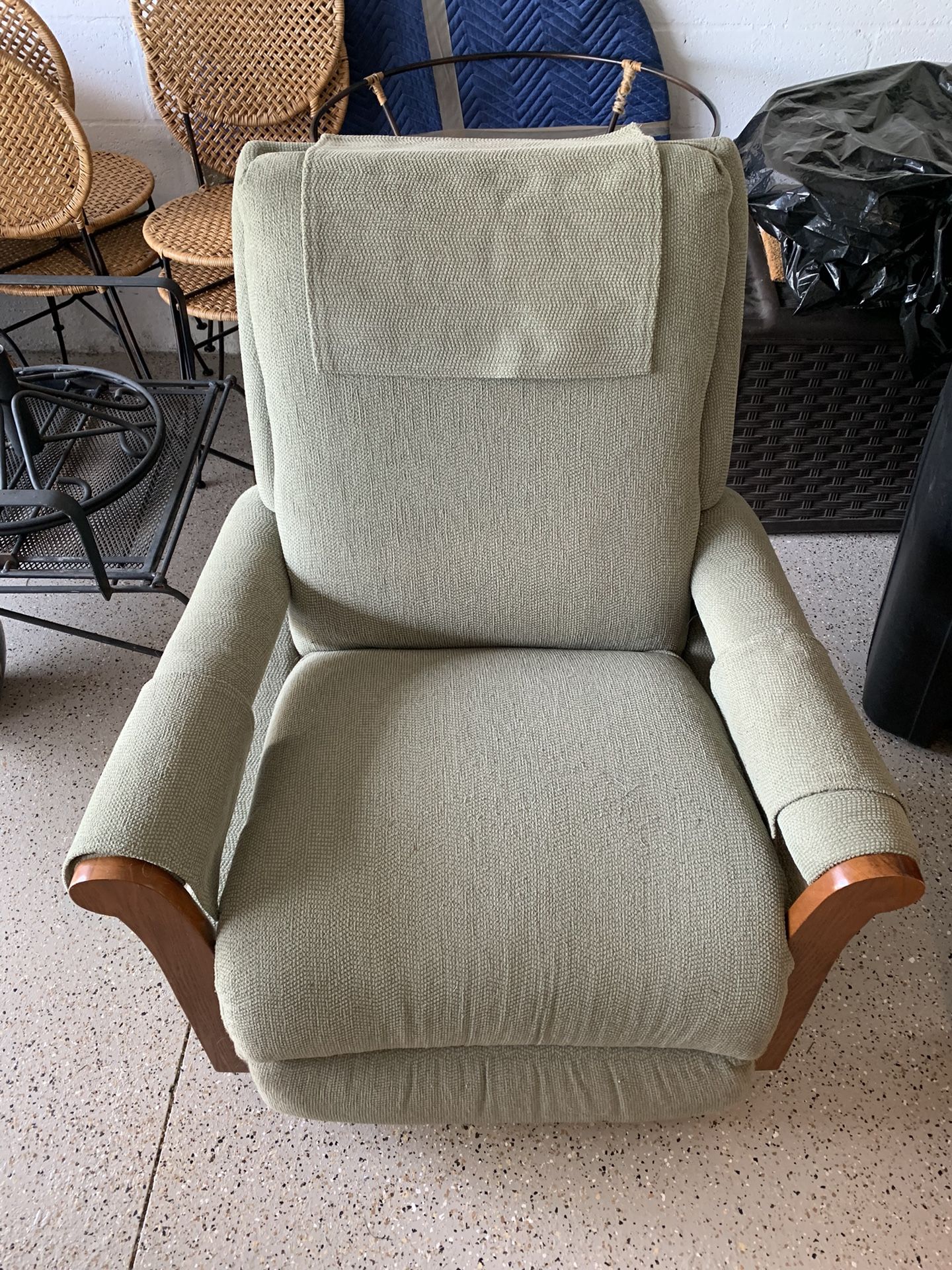 * FREE * Vintage Small Lazy Boy Recliner