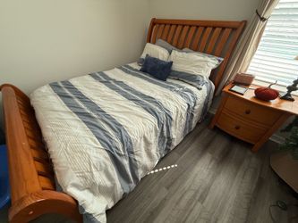 Bedroom furniture set