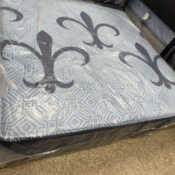 Stearns & Foaster Lux Hybrid King Size Mattress $499