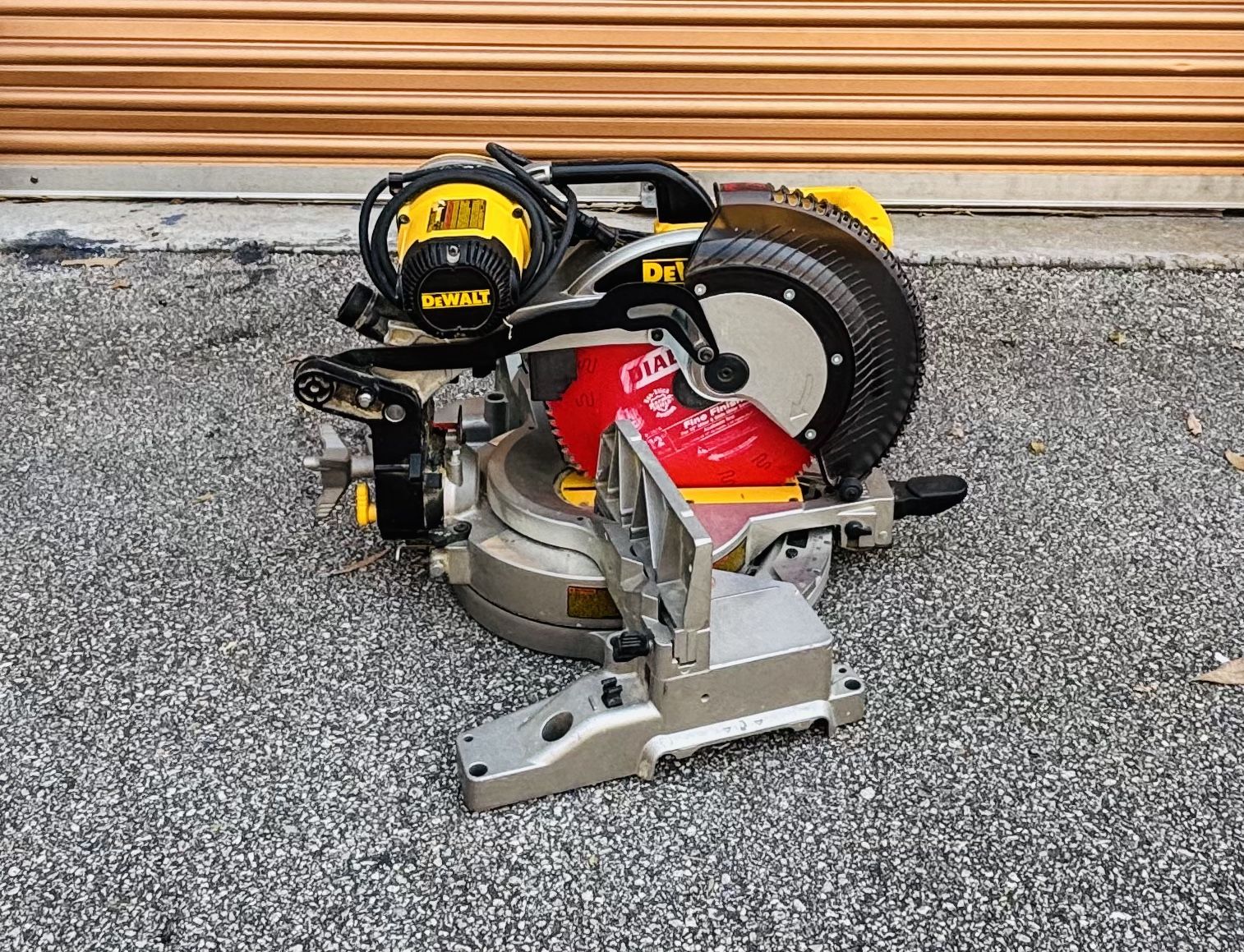 DEWALT 15-Amp Corded 12 in. Double-Bevel Compound Miter Saw