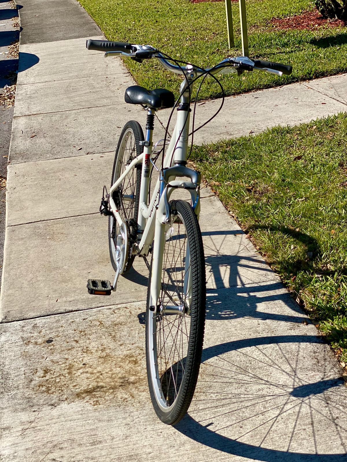 Diamondback Vital 2 Women's Aluminum Hybrid Comfort Bike 700c frame