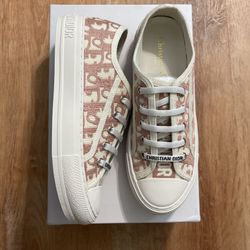 New Only $249 Dior  Oblique Embroidered Size 7 women’s
