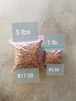 Raw almonds/almendra