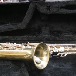 EXECUTIVE SAXAPHONE TENOR WITH CASE PRE OWNED FAIR CONDITION 841894-1
