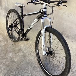 TREK XCALIBER SERIES 8 MOUNTAIN BIKE HYDRAULIC DISC BRAKES W / LOCKOUT