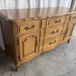 Vintage French Provincial(Thomasville ) 5- Drawer & 2- Door Dresser / Buffet / Sideboard 