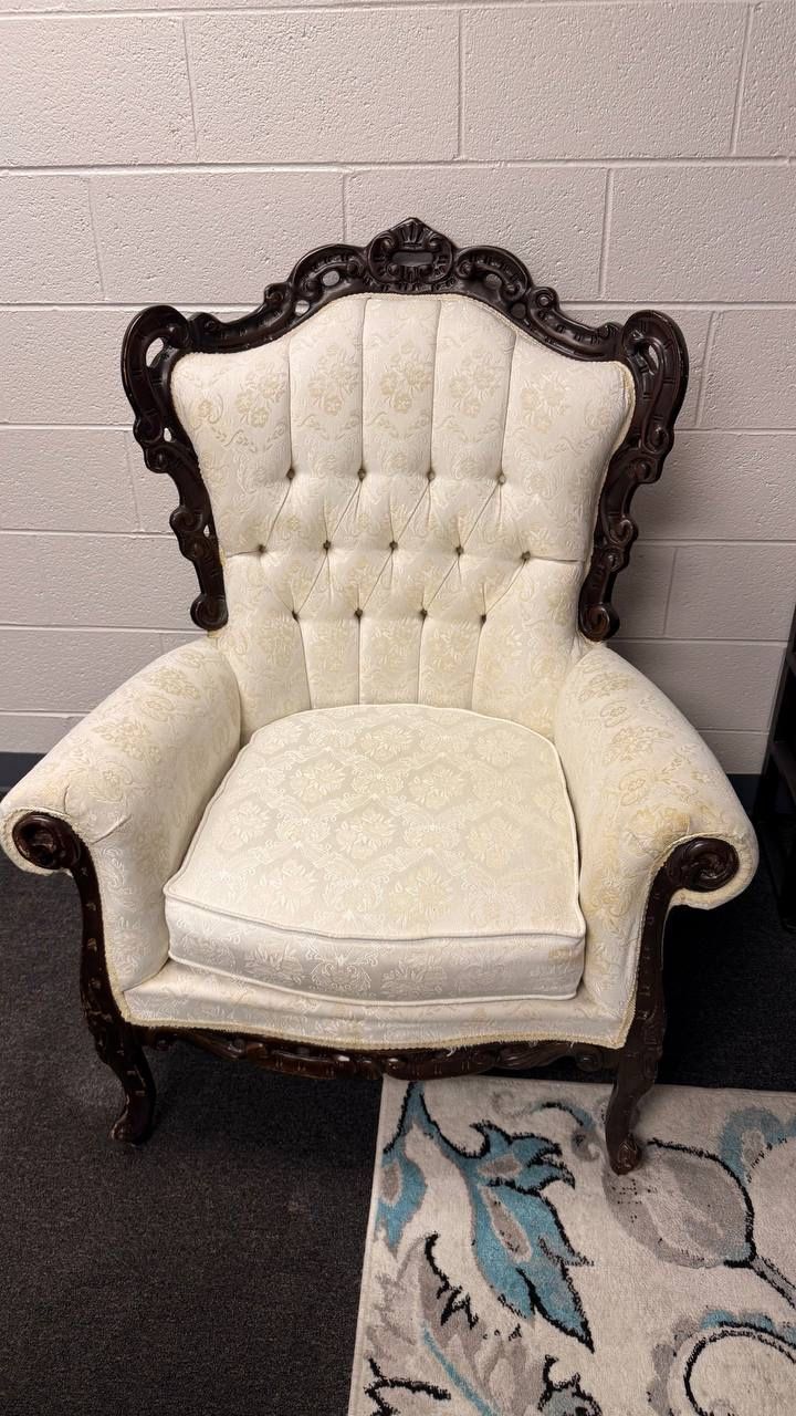 Luxurious Cushioned Sofa Chair