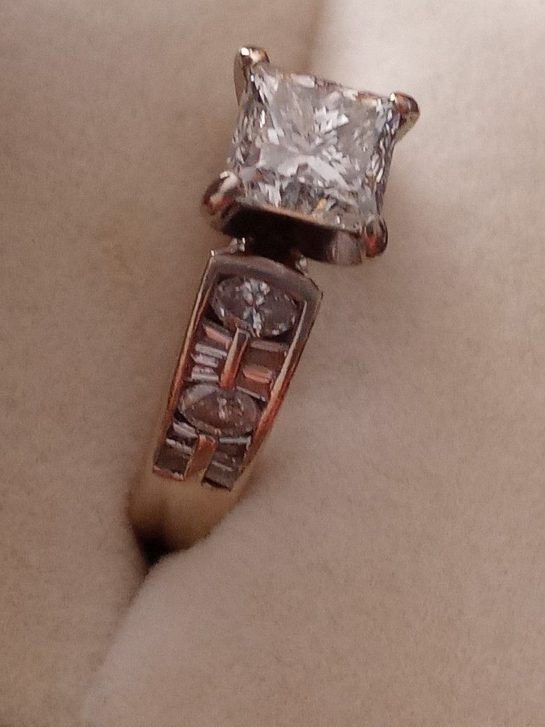 18K White Gold Diamond Ring