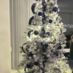 7.5 ft Christmas tree with lights and all other accessories