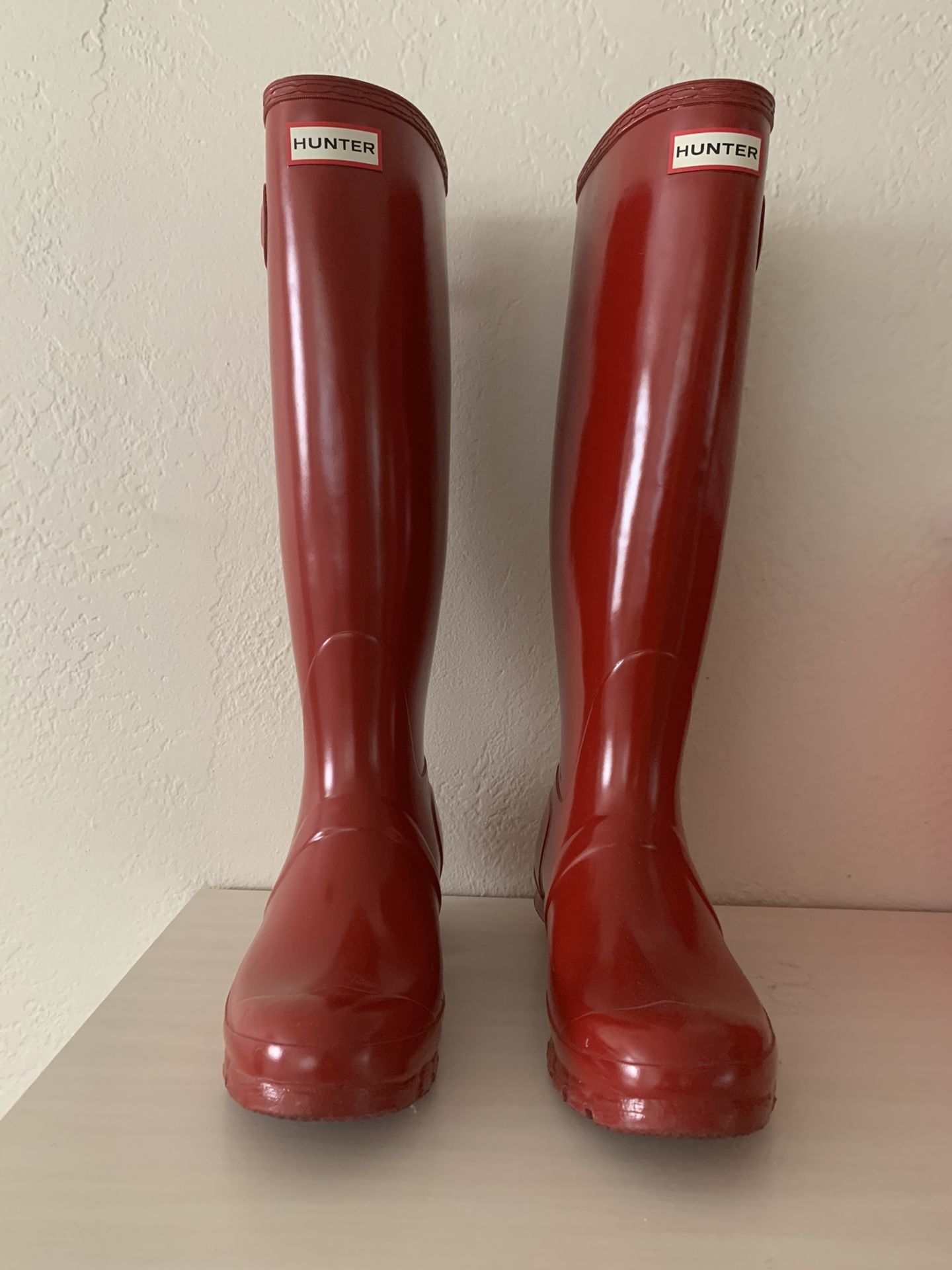 Women’s Red Hunter Rain Boots, size 8