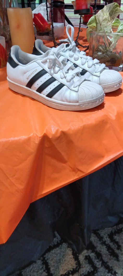Have This Tenis Boys Adidas Size 4 Super Star Almost New