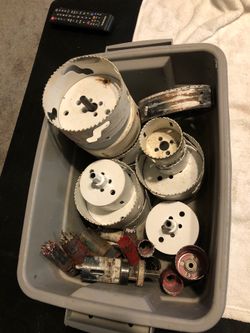 27 piece lot of hole saws and arbors