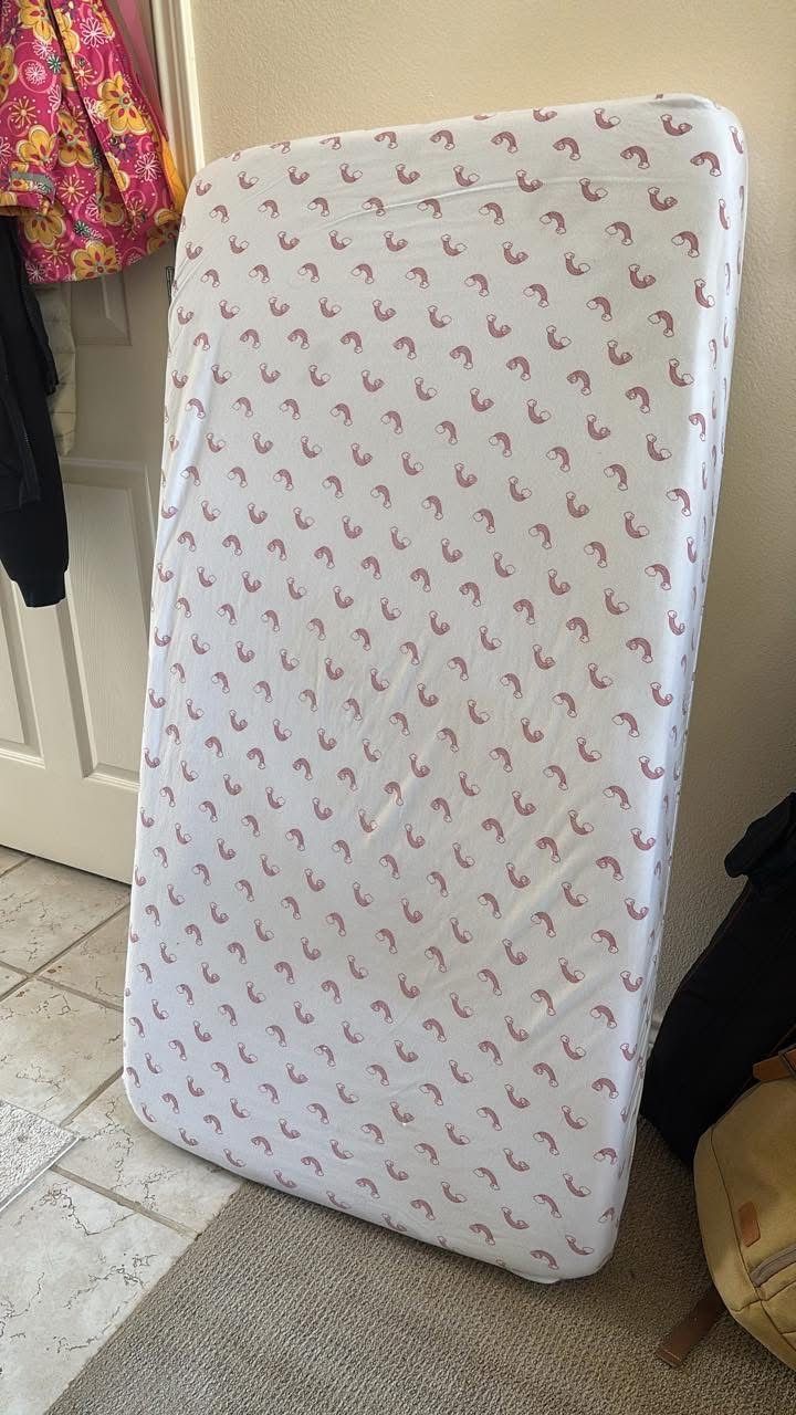 Graco crib with Serta mattress