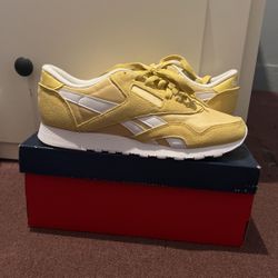 **BRAND NEW!! Classic REEBOK - Yellow.