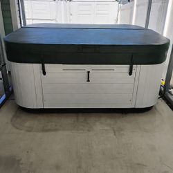 Bullfrog Hot Tub - Like New - Loma Linda, CA