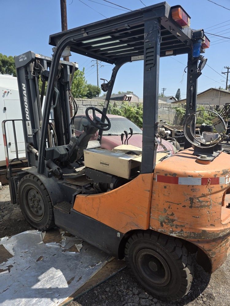 Forklift Doosan $2500 O.B.O